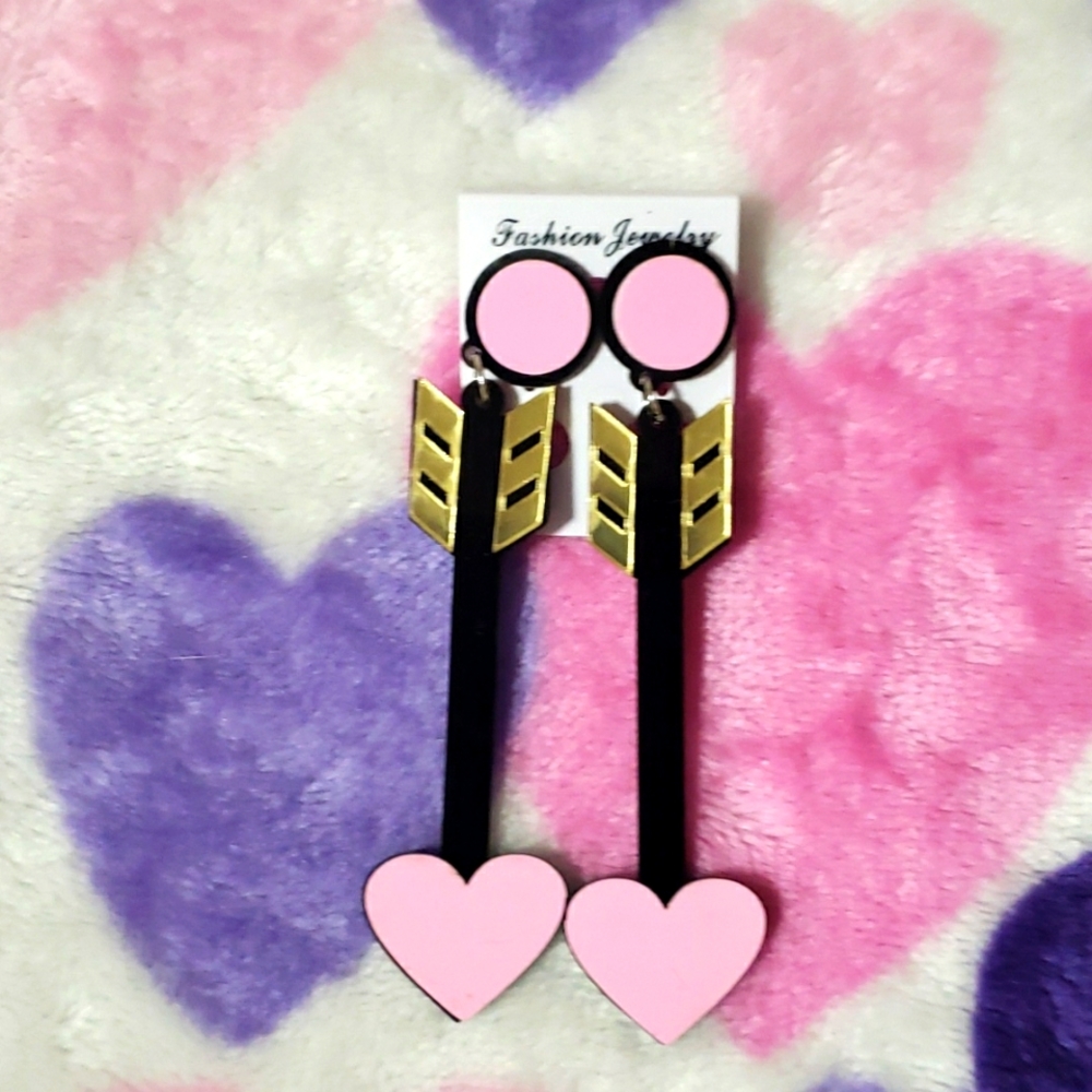 NWT,FAC SEAL OVERSIZ ACRYLIC PINK💗STRAIGHT GOLD&BLK ARROW🏹  FASHION EARRINGS